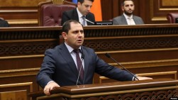 Сурен Папикян призвал граждан создавать группы и знакомиться с приобретённым вооружением