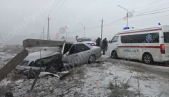 Бетонный столб упал на автомобиль