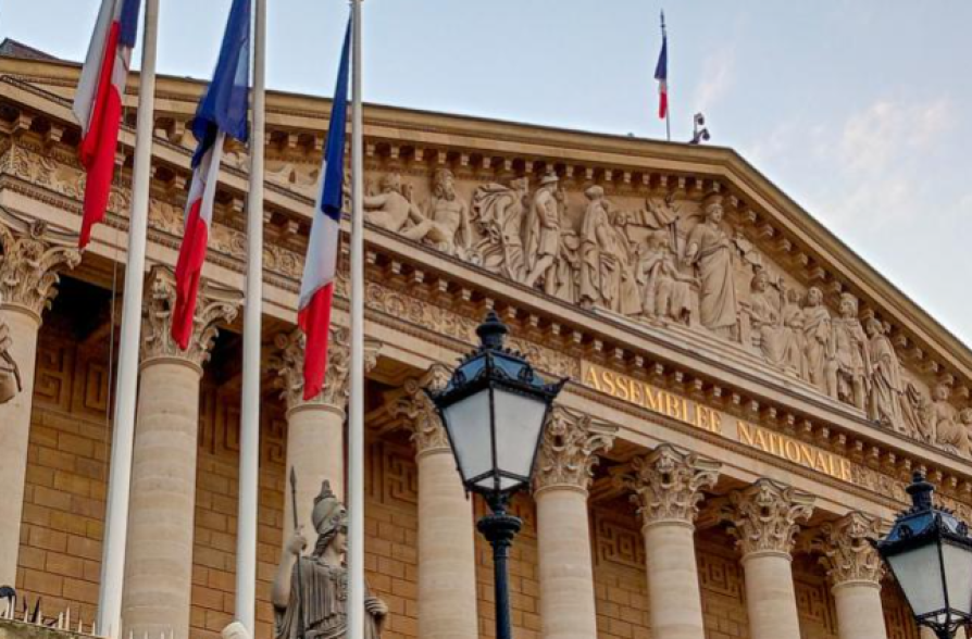 Парламент Франции отклонил резолюцию о недоверии правительству