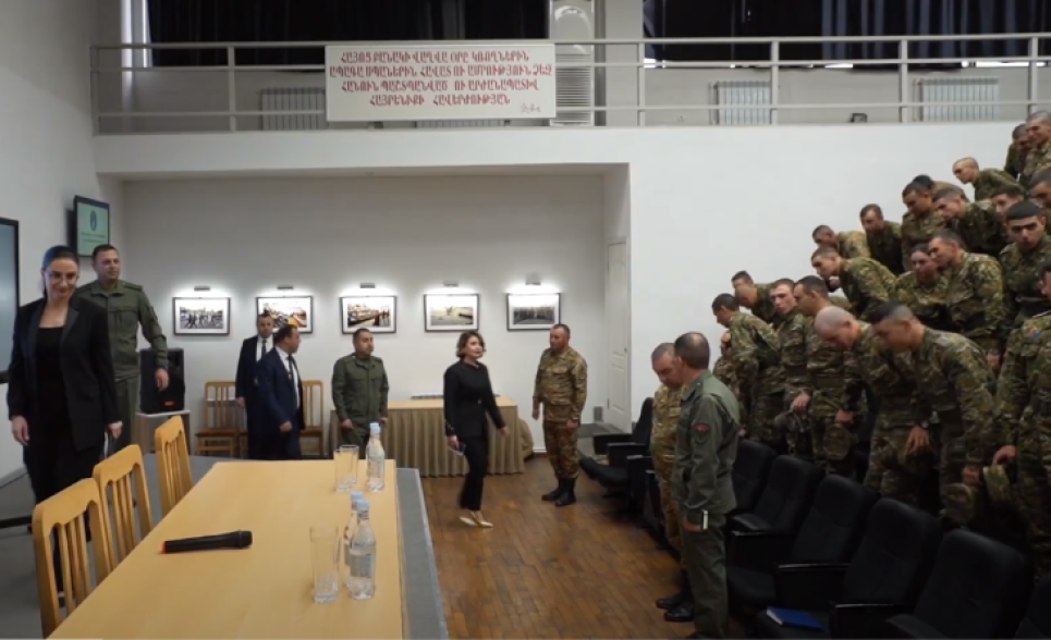 Դատախազությունից պնդում են, որ զինվորները չեն խոնարհվել Աննա Վարդապետյանի առաջ (Տեսանյութ)
