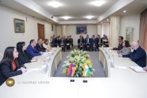 ՀՀ քննչական կոմիտեի նախագահը հանդիպել է Հնդկաստանի դեսպանին և Հնդկաստանում վերապատրաստում անցած քննիչներին