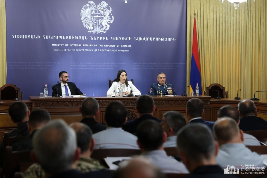 Любые действия, влияющие на свободное волеизъявление гражданина, должны получать нашу принципиальную и оперативную реакцию: глава МВД провела оперативное совещание