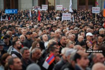 Ожидания и позитивная энергетика: фоторепортаж с площади Свободы