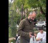 «Тан и мацун — жителям Арабкира»: после визита Пашиняна партия «Против всех» провела акцию (видео)