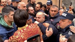 Удар был нанесён сотрудником охраны Пашиняна — участник акции протеста