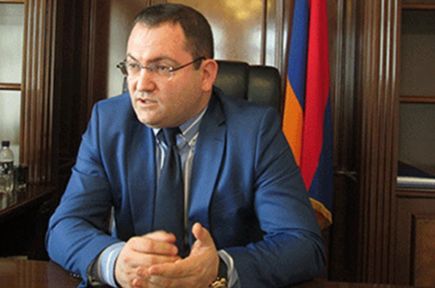 Հաջորդը հավանաբար կարգալույծ հռչակված քահանաներին սեփական հայցերի հիման վրա դատական կարգով կրկին «ձեռնադրելն» է. Րաֆֆի Ասլանյան