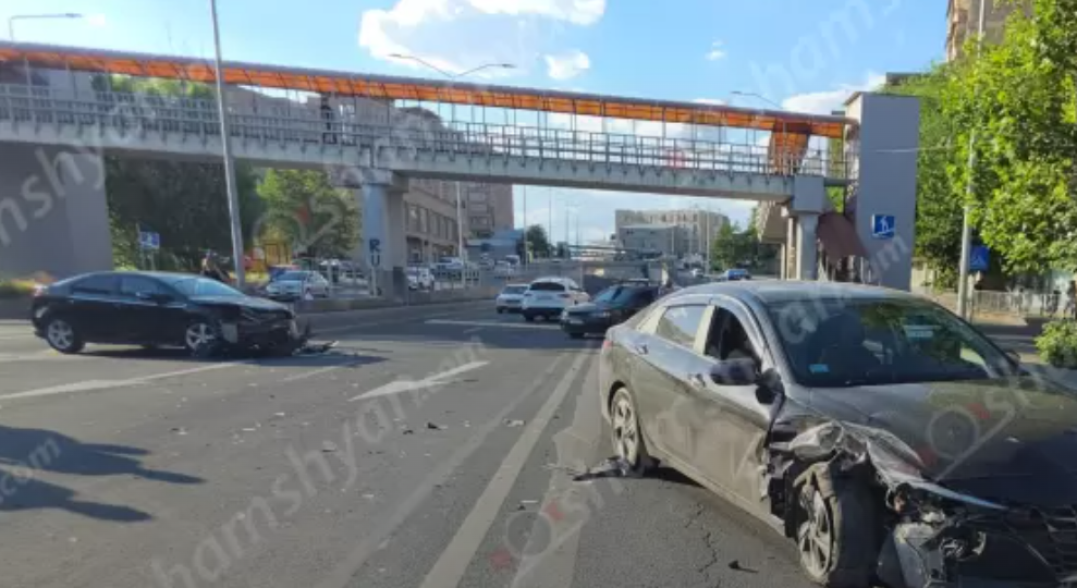 Վթար՝ Երևանում. 3 ավտոմեքենա է բախվել