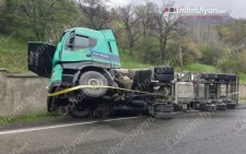 В Армении перевернулся перевозивший сжиженный газ грузовик с прицепом: пострадавших нет