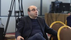 И этот человек сейчас собирается в Первопрестольный Эчмиадзин, чтобы «что-то сказать» Верховному Патриарху, притащив с собой главу Арцахской епархии, отвергнутого собственной общиной: Ованнисян