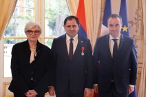 По указу президента Франции Эммануэля Макрона Сурен Папикян награждён орденом «Почётного легиона»