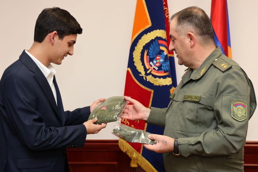 Էդվարդ Ասրյանը 10-րդ դասարանցի Արմանին պատմել է բանակի կերպափոխման մասին