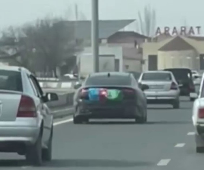 «Վարորդը տրանսպորտային միջոցով ներկայացվել է ոստիկանության Վաղարշապատի բաժին»․ ՆԳՆ մամուլի խոսնակը՝ բեռնախցիկում ադրբեջանական դրոշով երթևեկող մեքենայի մասին