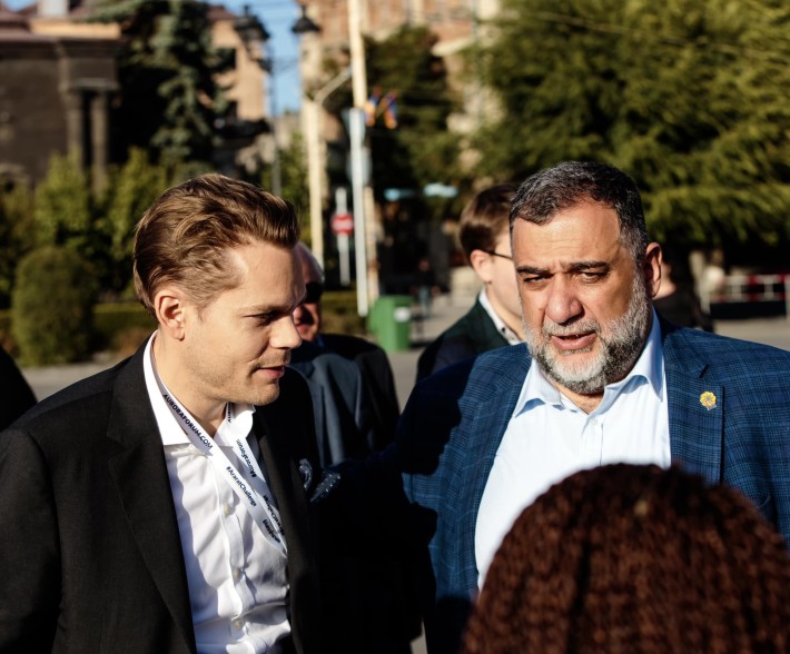 Николя Азнавур: Рубен, мой дорогой друг, нам нужно, чтобы ты был сильным и стоял рядом с нами: пожалуйста, прекрати голодовку, давай вместе продолжим борьбу за справедливость