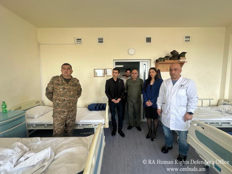 Анаит Манасян посетила военный госпиталь