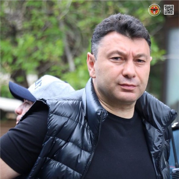 Никол не осуждает то, что Алиев растоптал флаг Арцаха, но осуждает сожжение азербайджанского флага армянской молодежью — Шармазанова