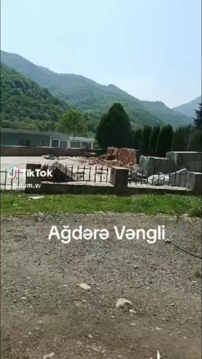 Ադրբեջանցիներն Ացախի Վանք գյուղում ոչնչացրել են հուշարձան, խաչքար ու զոհերի պատկերաքանդակներով հուշապատը․ Լուսանկարներ