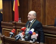 С 21 октября мера пресечения в виде ареста, избранная в отношении Вардана Гукасяна, утратила юридическую силу и основание, однако его по-прежнему не освобождают