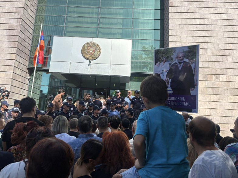 Суд не рассмотрел вопрос об изменении меры пресечения архиепископу Баграту Галстаняну и другим
