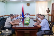 В Тавуше прошло совещание, в ходе которого были обсуждены вопросы, связанныв с градостроительством, дорожным строительством, образованием и субвенционными программами