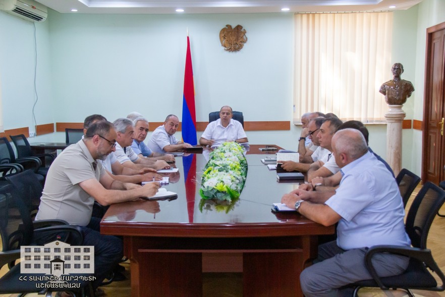 В Тавуше прошло совещание, в ходе которого были обсуждены вопросы, связанныв с градостроительством, дорожным строительством, образованием и субвенционными программами