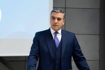 Հարյուրավոր վարորդներ չեն կարողանում բեռները տեղ հասցնել, իսկ իրավիճակի պատասխանատու իշխանավորները Ֆեյսբուքում հրճվում են Գյումրու քաղաքապետի ձերբակալությամբ