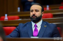 Депутат партии «Гражданский договор» Айк Саргсян заявляет, что солдаты купаются раз в неделю; замминистра обороны опровергает: «Не купавшихся солдат нет»