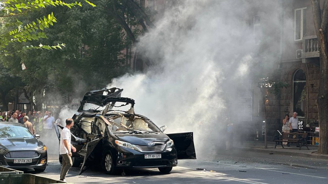 Двое из трёх пострадавших при взрыве автомобиля на улице Амирян выписаны из больницы — состояние третьего оценивается как средней тяжести, угрозы для жизни нет
