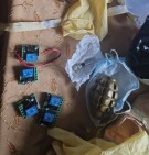 Среди изъятых предметов были обнаружены боевая граната и электродетонаторы, относящиеся к категории боеприпасов