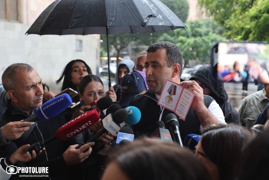 «Պայքարելու ենք մինչև վերջ»․ պատերազմի մասնակից Արման Պետրոսյանը ևս հրաժարվեց Մարտական խաչ մեդալից (Տեսանյութ)
