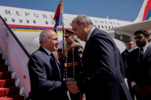 Եգիպտոսում Փաշինյանին դիմավորել է քաղաքացիական ավիացիայի նախարարը