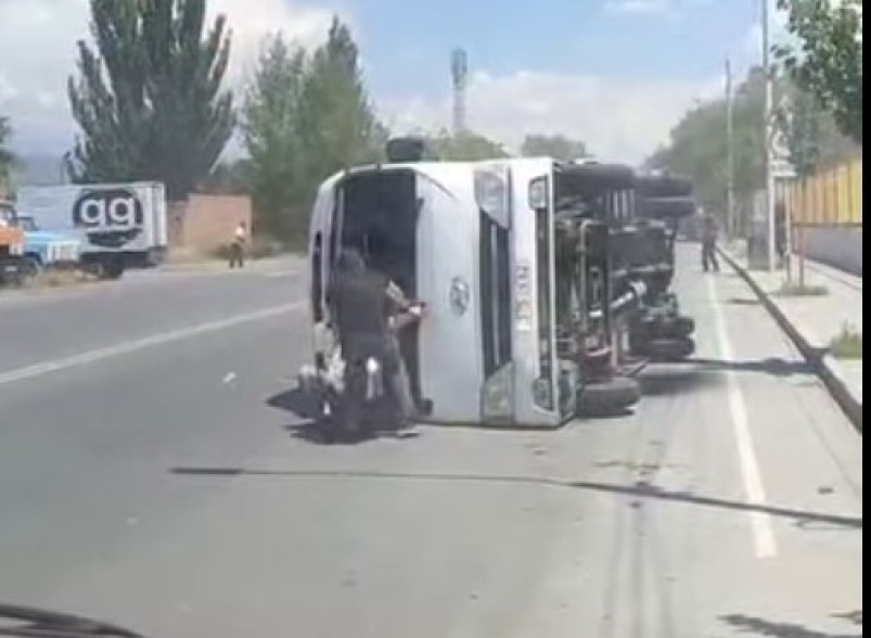 В Аштараке попал в ДТП автобус, перевозивший детей на экскурсию (видео)