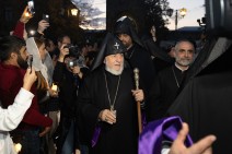 Ամենայն Հայոց Կաթողիկոսն իր օրհնությունը բաշխեց Մայր Աթոռ ժամանած ուխտավորներին (Լուսանկարներ)