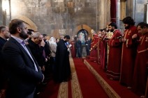 Поговорить со священниками, чтобы они не упоминали имя Католикоса во время литургии: условие Пашиняна (видео)