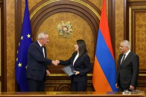 Представитель ЕС передал главе МВД Армении План действий по либерализации визового режима