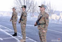 Уже пять лет обсуждается вопрос военной формы — казалось бы, вопрос технический, но он тянется годами: Абрамян