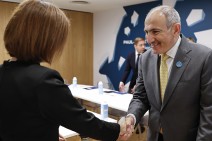 Пашинян встретился в Париже с президентом Молдовы Санду, поздравил её с победой на недавних парламентских выборах