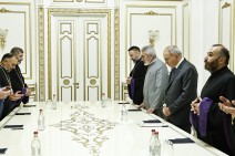 Известные высокопоставленные священнослужители присоединились к Николу Пашиняну из-за различных компрометирующих материалов — Артур Ванецян