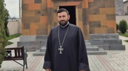 «Когда смотрите в зеркало, спросите себя, что ваше лицо говорит о вашем сердце» — отец Абраам