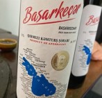 Это вино «Басаргечар», производимое в Азербайджане, на этикетке изображена Гегаркуникская область как «Западный Азербайджан», а озеро Севан как «Гейча» — Асланян