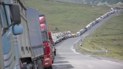 1 200-ից ավելի հայկական բեռնատարներ չեն կարողանում հատել ռուս-վրացական սահմանը
