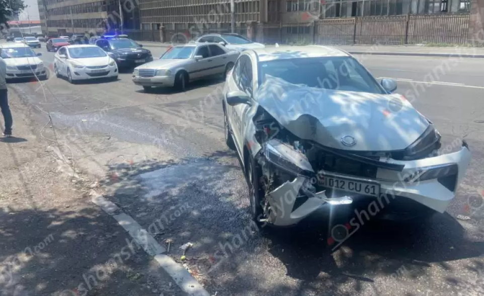Վթար՝ Երևանում. վարորդը և ուղևորը հիվանդանոցում են