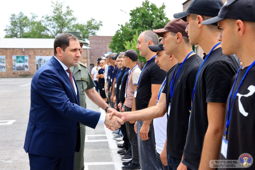 Папикян пожелал призывникам безопасной службы