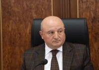 Патрульная служба пытается силой эвакуировать автомобиль мэра Гюмри Вардана Гукасяна — «Грапарак»