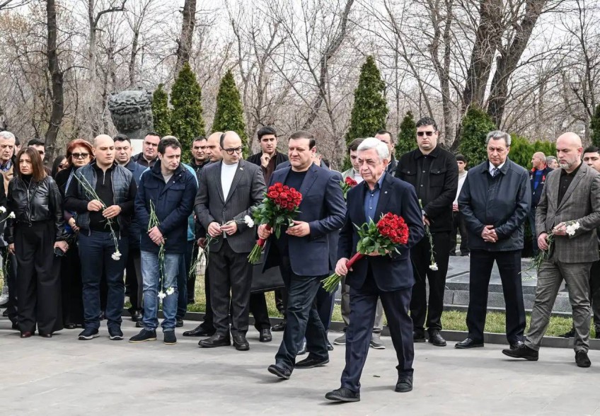 Члены РПА и Серж Саргсян в Пантеоне им. Комитаса воздали дань уважения памяти Андраника Маргаряна