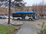 В Ереване автобус провалился в засыпанную грунтом яму