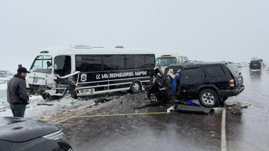Автобус Полицейской гвардии, сопровождавший Пашиняна, попал в ДТП: 1 погибший, 12 пострадавших