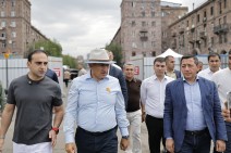 Никол Пашинян посетил Киевский мост: завершить ремонт проезжей части планируется к 29 августа (видео)