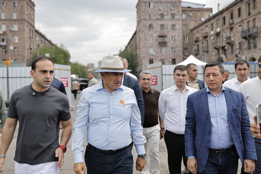 Никол Пашинян посетил Киевский мост: завершить ремонт проезжей части планируется к 29 августа (видео)