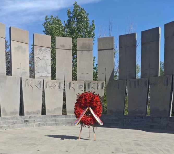 “Gratitude to the fighters of the struggle for freedom and independence”: wreath laid at Yerablur on behalf of Serzh Sargsyan