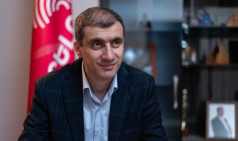 Папикян в Лори заявляет, что бывшие не должны вернуться, а рядом с ним стоит «избранный» с 1991 года глава села из числа бывших — Месроп Аракелян